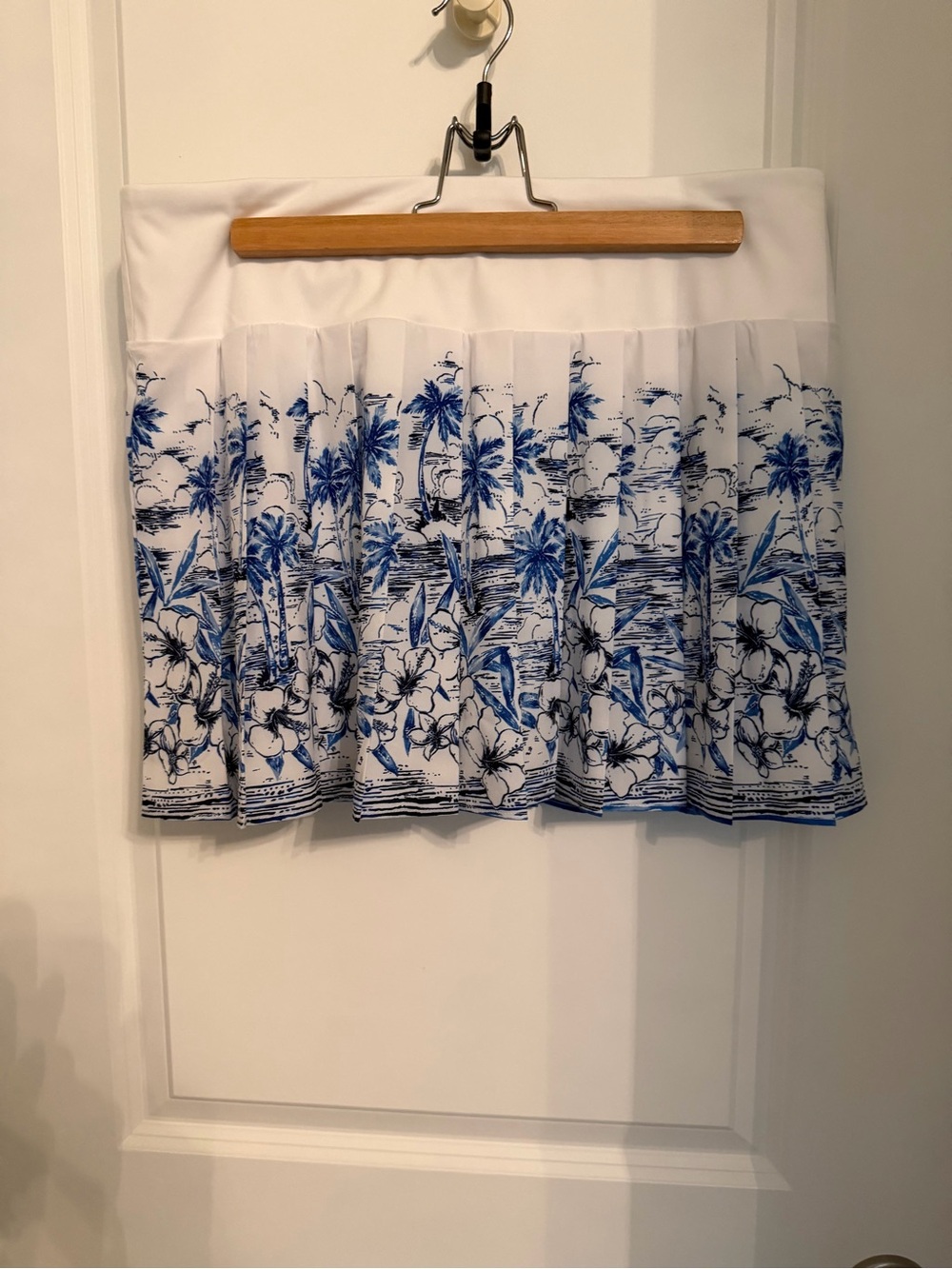 Tommy Bahama white and Blue Floral Pleated Mini Skort